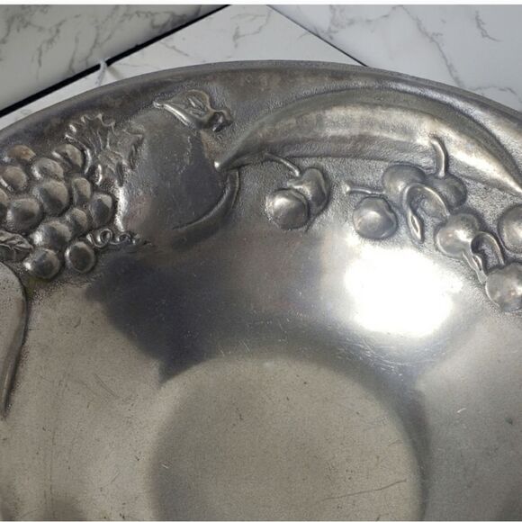 VINTAGE WILTON COMPANY Pewter Fruit Embossed Serving Bowl Home Decor - Picture 3 of 9